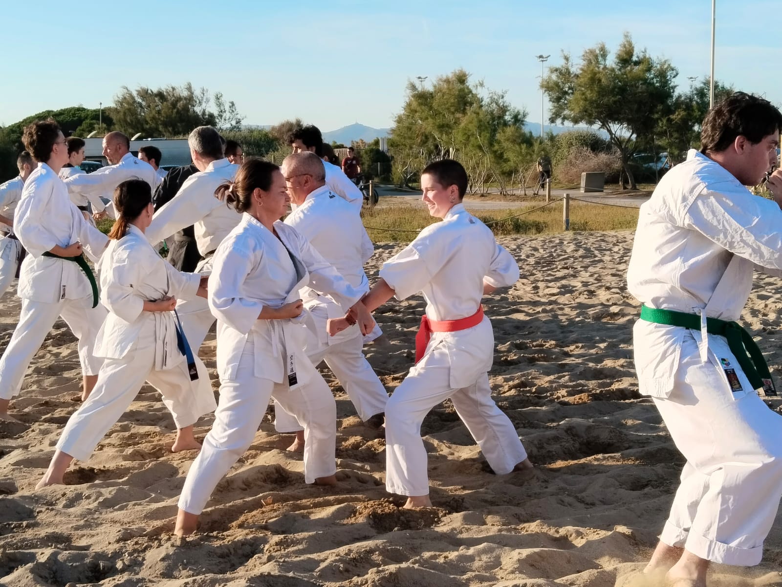 Práctica de Karate por parejas al aire libre, junto a la playa